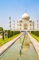 panorama taj mahal em agra índia com incríveis jardins simétricos. foto