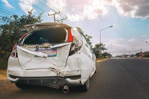 acidente de carro acidente perigoso na estrada. um carro batendo danificado por outro na estrada à espera de resgate. foto