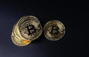 moedas bitcoin como criptomoeda colocadas em um fundo preto foto