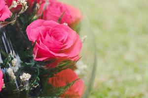 rosas vermelhas de close-up adornadas em frascos de vidro no prado para decorar o interior da casa. ideias de presentes para os amantes.