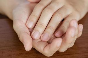 mãos de close-up de uma mulher cujas unhas foram cortadas e limpas. o conceito de cuidado, unhas limpas. foto