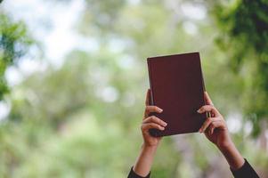 imagens de mão e conceito de educação de livros com espaço de cópia foto