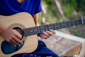 mãos e guitarras de guitarristas tocando conceitos de guitarra, instrumentos musicais foto