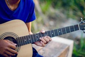 mãos e guitarras de guitarristas tocando conceitos de guitarra, instrumentos musicais foto