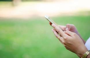 mãos e telefones, ferramentas de comunicação online, conceito de negócio online foto