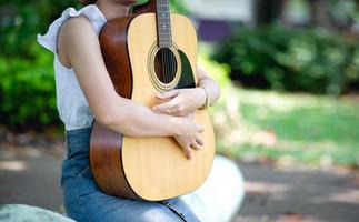 mãos de músico e guitarras acústicas, instrumentos musicais com conceito de instrumento musical de som muito bom foto