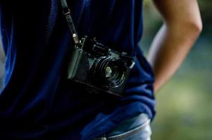 mão e câmera do fotógrafo viajam nas montanhas e fotógrafo de conceito de natureza foto