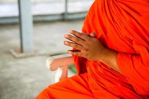 feche a mão do monge asiático, reza., bangkok, tailândia. foto