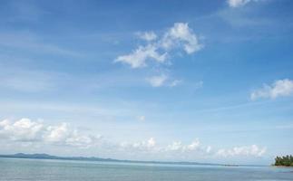 o mar e o céu azul, céu branco limpo, bonito na natureza foto