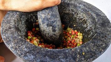 pato rujak de fruta unripe antidesma bunius. comida especial indonésia. foto