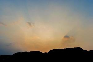 silhueta de montanha o sol, o céu e o conceito de silhueta de vida foto