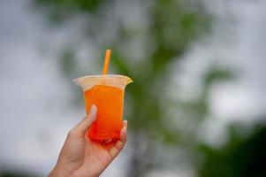 mãos e delicioso suco de laranja para beber idéias de bebidas de alimentos saudáveis foto