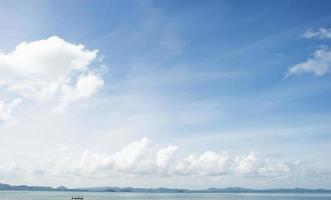 o mar e o céu azul, céu branco limpo, bonito na natureza foto