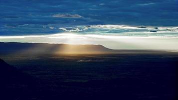 o céu e as nuvens azuis em um céu azul brilhante e belas nuvens foto