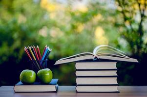 equipamento educacional, placas e conceito de educação de livros com espaço de cópia foto