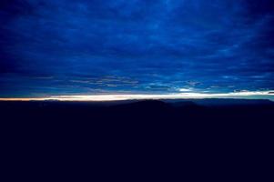 o céu e as nuvens azuis em um céu azul brilhante e belas nuvens foto