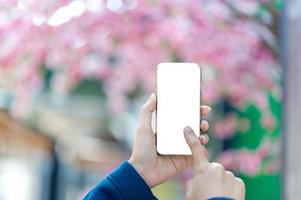 mãos e telefones usados para conceitos de comunicação online de telefone e tecnologia com espaço de cópia foto