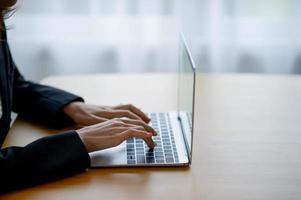 mãos de computador de empresários estão trabalhando. no conceito de negócio foto