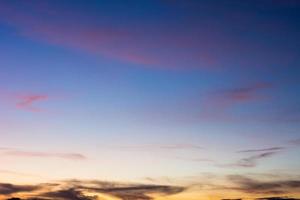 fundo de céu azul com belas nuvens foto