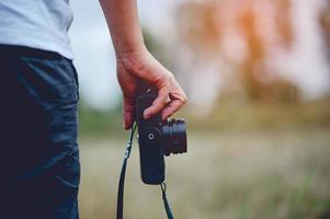 mão e câmera do fotógrafo segurando e carregando a câmera para tirar fotos