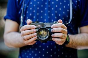 mão e câmera do fotógrafo viajam nas montanhas e fotógrafo de conceito de natureza foto