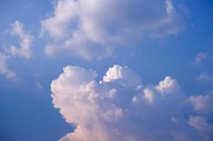 o céu e as nuvens brilhantes na manhã de cada dia foto