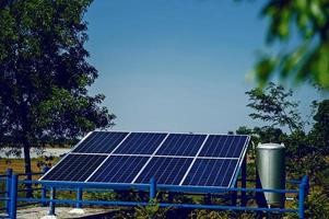 células solares convertem a energia solar do sol em energia. conceito de célula solar com espaço de cópia foto