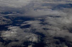 muitas nuvens e país de avião foto