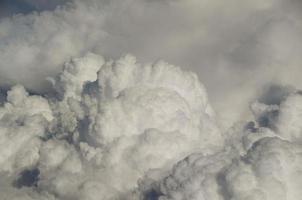 grandes nuvens brancas de avião foto