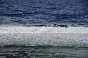 baixas ondas suaves no oceano foto