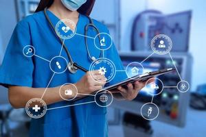médico de medicina tocando prontuário eletrônico no tablet. saúde digital e conexão de rede no ícone virtual moderno do holograma foto