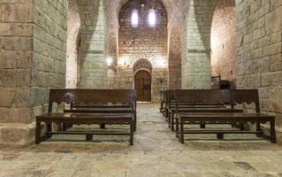 banco de madeira da igreja católica foto