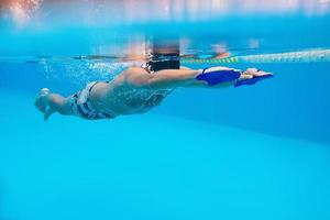 desportista caucasiano nadando na piscina debaixo d'água foto