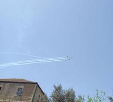 aeronaves com hélices estão voando no céu do país, em israel foto