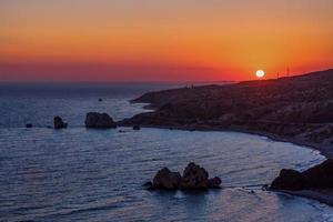 pôr do sol sobre a rocha de afrodite foto