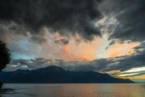 pôr do sol sobre o lago genebra em montreux foto