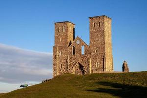 reculver, inglaterra, reino unido, 2008. restos de torres da igreja de reculver banhadas pelo sol da tarde no inverno em reculver em kent em 10 de dezembro de 2008 foto