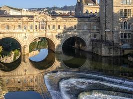 banho, somerset, reino unido, 2016. vista da ponte pulteney e açude no banho foto