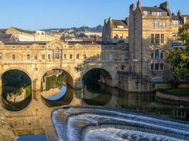 banho, somerset, reino unido, 2016. vista da ponte pulteney e açude no banho foto