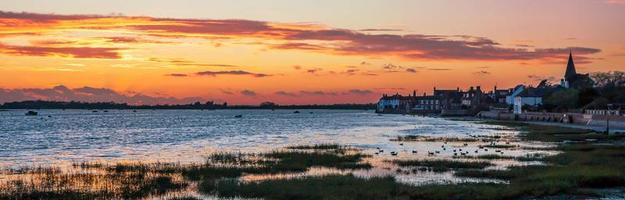 pôr do sol deslumbrante em bosham foto