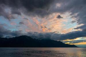 pôr do sol sobre o lago genebra em montreux foto