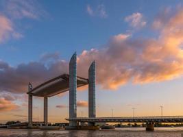 bordeaux, frança, 2016. nova ponte elevatória jacques chaban-delmas que atravessa o rio garonne em bordeaux frança em 18 de setembro de 2016 foto