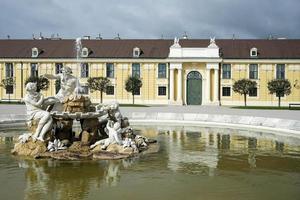 viena, áustria, 2014. estátuas de danúbio, pousada e enns no palácio schonbrunn em viena foto