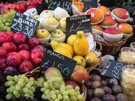 frutas frescas para venda no mercado municipal foto