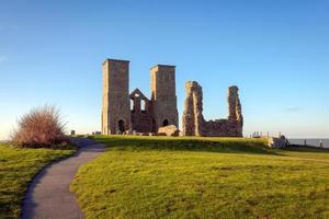 reculver, inglaterra, reino unido, 2008. restos de torres da igreja de reculver banhadas pelo sol da tarde no inverno em reculver em kent em 10 de dezembro de 2008 foto