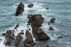 litoral rochoso dramático em bude em cornwall foto