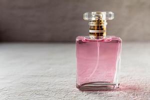 perfume rosa e frasco de perfume rosa foto