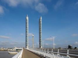 bordeaux, frança, 2016. nova ponte elevatória jacques chaban-delmas que atravessa o rio garonne em bordeaux foto