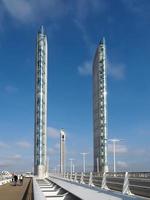 bordeaux, frança, 2016. nova ponte elevatória jacques chaban-delmas que atravessa o rio garonne em bordeaux foto