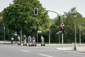 berlim, alemanha, 2014. passeio de segway em berlim foto